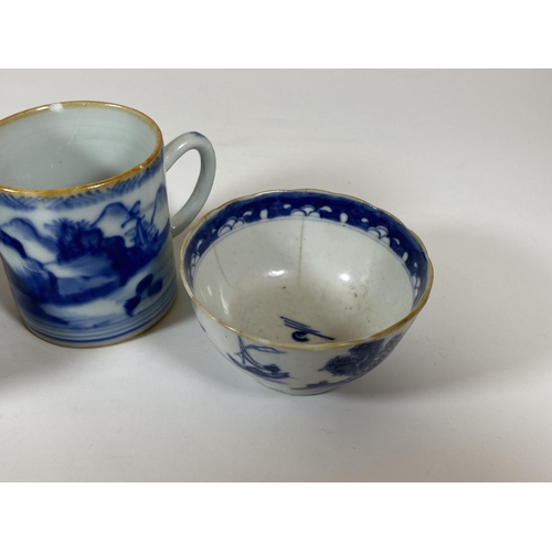 318 - A GROUP OF THREE 19TH CENTURY CHINESE BLUE AND WHITE ITEMS, TWO TEA BOWLS AND SMALL MUG