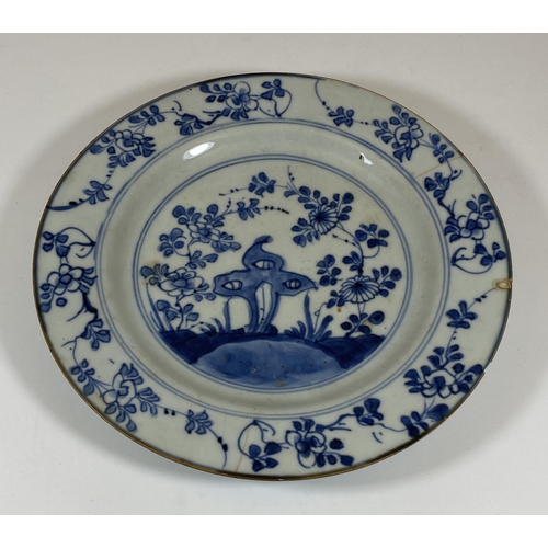 319 - AN 18TH CENTURY CHINESE BLUE AND WHITE PORCELAIN PLATE, DIAMETER 22CM