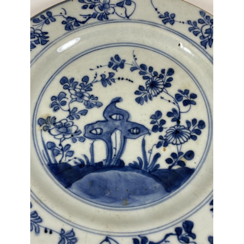 319 - AN 18TH CENTURY CHINESE BLUE AND WHITE PORCELAIN PLATE, DIAMETER 22CM