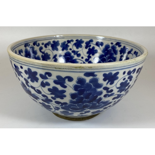 321 - A LARGE CHINESE BLUE AND WHITE FLORAL BOWL, SIX CHARACTER MARK TO BASE, DIAMETER 24CM