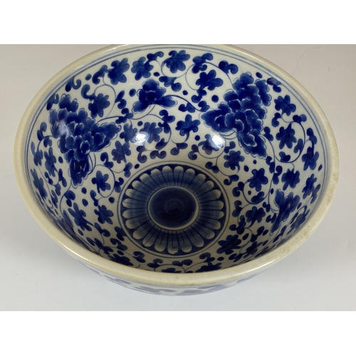 321 - A LARGE CHINESE BLUE AND WHITE FLORAL BOWL, SIX CHARACTER MARK TO BASE, DIAMETER 24CM