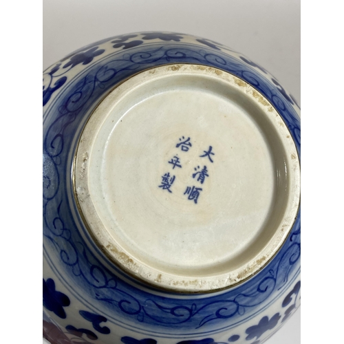 321 - A LARGE CHINESE BLUE AND WHITE FLORAL BOWL, SIX CHARACTER MARK TO BASE, DIAMETER 24CM