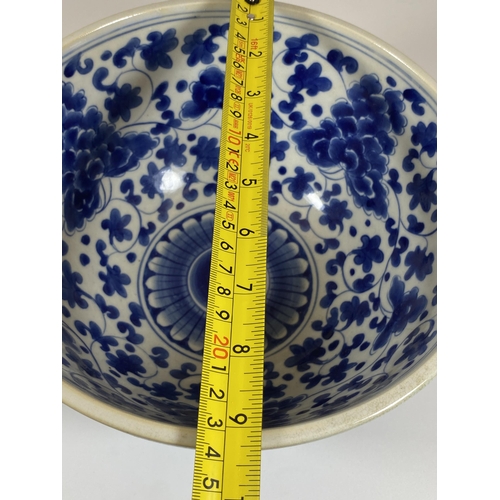 321 - A LARGE CHINESE BLUE AND WHITE FLORAL BOWL, SIX CHARACTER MARK TO BASE, DIAMETER 24CM