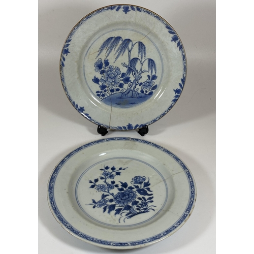 322 - A PAIR OF 18TH CENTURY CHINESE BLUE AND WHITE FLORAL PLATES, DIAMETER 23CM