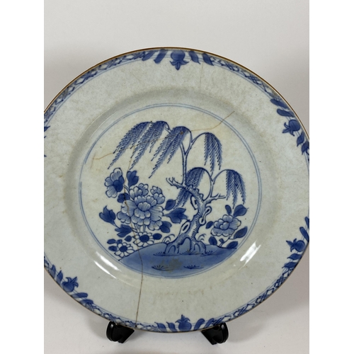 322 - A PAIR OF 18TH CENTURY CHINESE BLUE AND WHITE FLORAL PLATES, DIAMETER 23CM