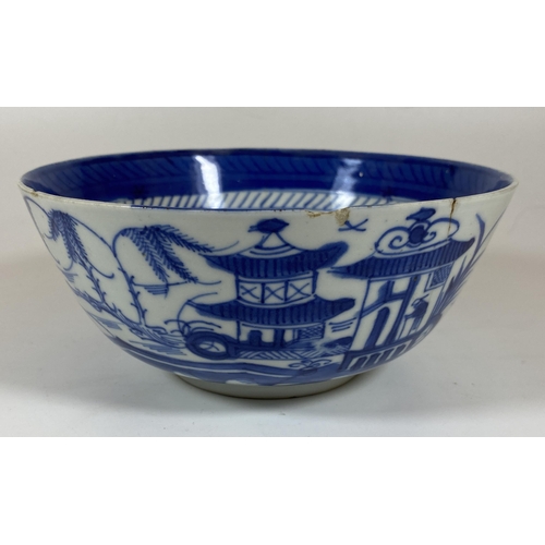 323 - A 19TH CENTURY CHINESE BLUE AND WHITE PORCELAIN BOWL WITH PAGODA DESIGN, DIAMETER 17CM