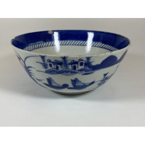 323 - A 19TH CENTURY CHINESE BLUE AND WHITE PORCELAIN BOWL WITH PAGODA DESIGN, DIAMETER 17CM