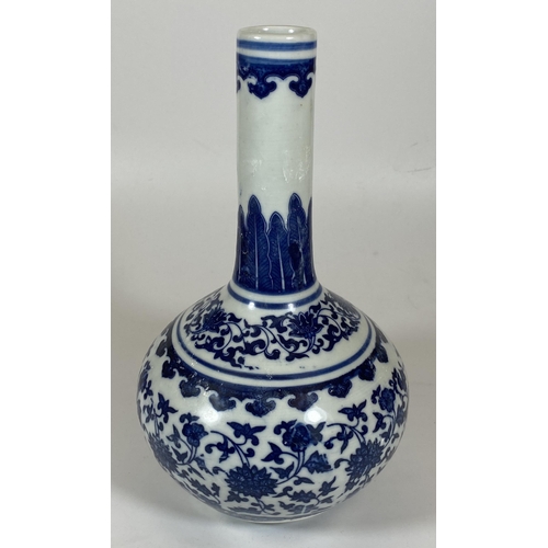 324 - A QING STYLE CHINESE BLUE AND WHITE FLORAL BOTTLE VASE, QIANLONG MARK TO BASE, HEIGHT 23CM