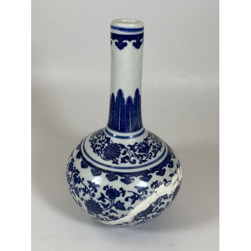 324 - A QING STYLE CHINESE BLUE AND WHITE FLORAL BOTTLE VASE, QIANLONG MARK TO BASE, HEIGHT 23CM