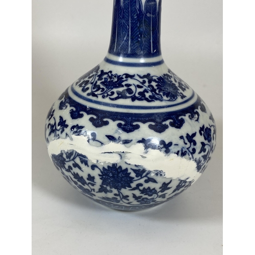 324 - A QING STYLE CHINESE BLUE AND WHITE FLORAL BOTTLE VASE, QIANLONG MARK TO BASE, HEIGHT 23CM