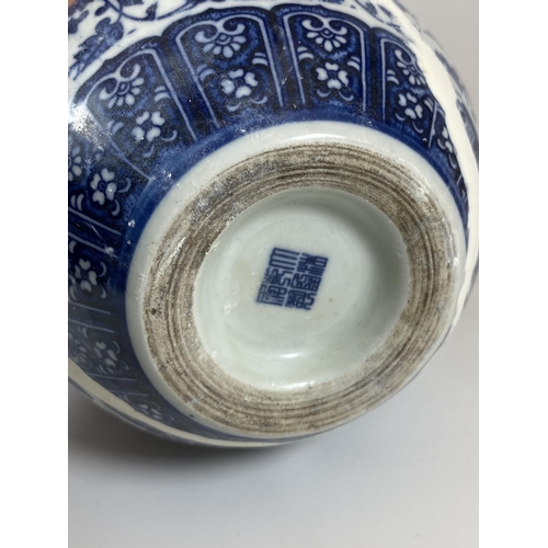 324 - A QING STYLE CHINESE BLUE AND WHITE FLORAL BOTTLE VASE, QIANLONG MARK TO BASE, HEIGHT 23CM