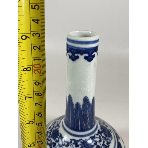 324 - A QING STYLE CHINESE BLUE AND WHITE FLORAL BOTTLE VASE, QIANLONG MARK TO BASE, HEIGHT 23CM