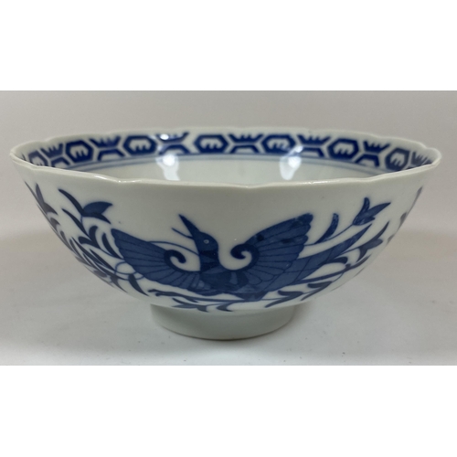 325 - A CHINESE BLUE AND WHITE PHOENIX DESIGN BOWL, FOUR CHARACTER MARK TO BASE, DIAMETER 13CM