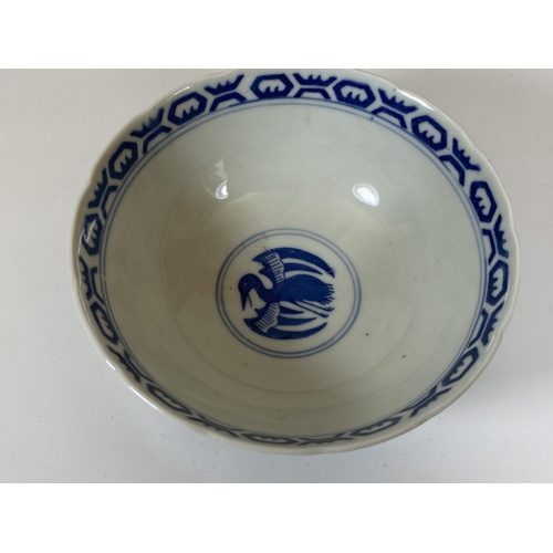 325 - A CHINESE BLUE AND WHITE PHOENIX DESIGN BOWL, FOUR CHARACTER MARK TO BASE, DIAMETER 13CM