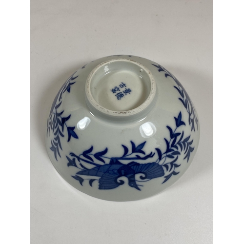 325 - A CHINESE BLUE AND WHITE PHOENIX DESIGN BOWL, FOUR CHARACTER MARK TO BASE, DIAMETER 13CM