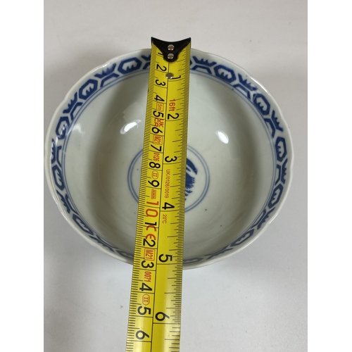 325 - A CHINESE BLUE AND WHITE PHOENIX DESIGN BOWL, FOUR CHARACTER MARK TO BASE, DIAMETER 13CM