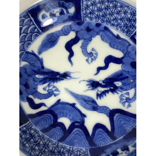 326 - A CHINESE BLUE AND WHITE DRAGON DESIGN DISH, DIAMETER 11.5CM