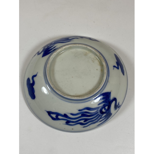 326 - A CHINESE BLUE AND WHITE DRAGON DESIGN DISH, DIAMETER 11.5CM