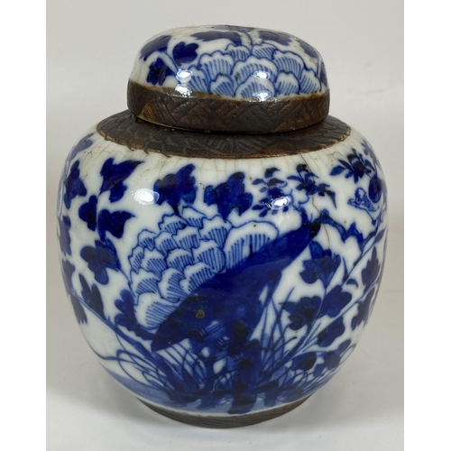 328 - A LATE 19TH / EARLY 20TH CENTURY CHINESE BLUE AND WHITE CRACKLE GLAZE GINGER JAR, HEIGHT 15.5CM