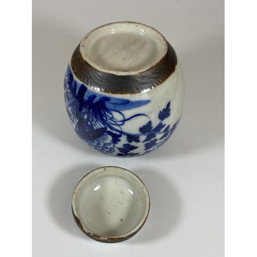 328 - A LATE 19TH / EARLY 20TH CENTURY CHINESE BLUE AND WHITE CRACKLE GLAZE GINGER JAR, HEIGHT 15.5CM