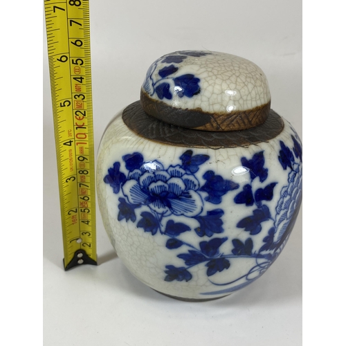 328 - A LATE 19TH / EARLY 20TH CENTURY CHINESE BLUE AND WHITE CRACKLE GLAZE GINGER JAR, HEIGHT 15.5CM