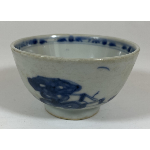 329 - AN 18TH CENTURY CHINESE BLUE AND WHITE PORCELAIN TEA BOWL, DIAMETER 7CM