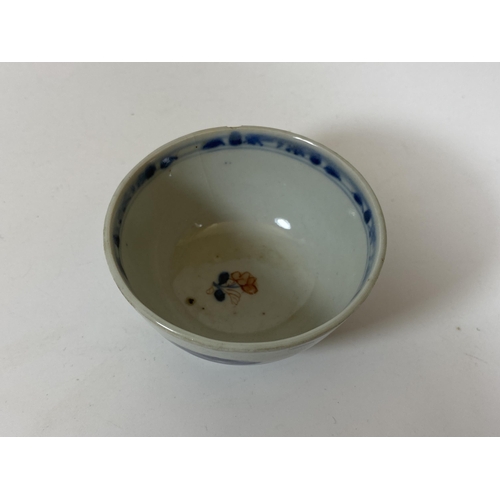 329 - AN 18TH CENTURY CHINESE BLUE AND WHITE PORCELAIN TEA BOWL, DIAMETER 7CM