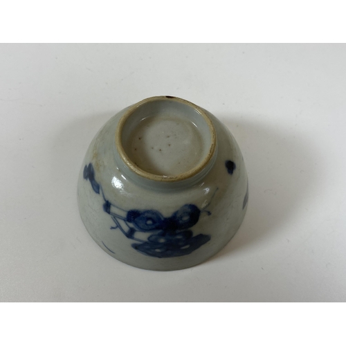 329 - AN 18TH CENTURY CHINESE BLUE AND WHITE PORCELAIN TEA BOWL, DIAMETER 7CM