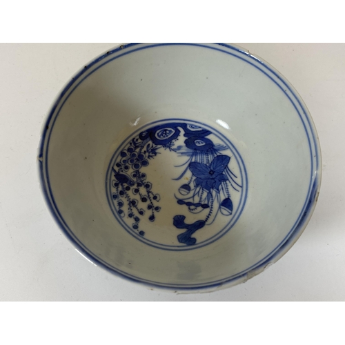 330 - A 19TH CENTURY CHINESE KANGXI STYLE BLUE AND WHITE DRAGON DESIGN BOWL, FOUR CHARACTER MARK TO BASE, ... 