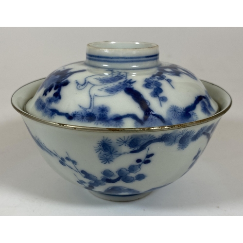 332 - A CHINESE BLUE AND WHITE PORCELAIN TEA BOWL WITH SAUCER LID, HEIGHT 9CM