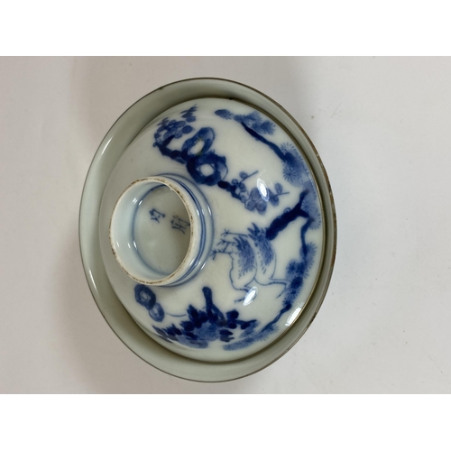 332 - A CHINESE BLUE AND WHITE PORCELAIN TEA BOWL WITH SAUCER LID, HEIGHT 9CM