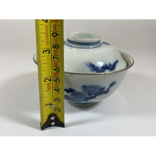 332 - A CHINESE BLUE AND WHITE PORCELAIN TEA BOWL WITH SAUCER LID, HEIGHT 9CM