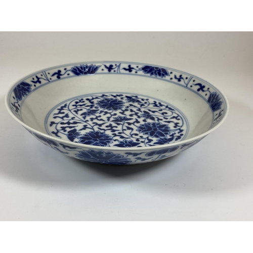 334 - A CHINESE QIANLONG STYLE BLUE AND WHITE FLORAL BOWL / DISH, SIX CHARACTER MARK TO BASE, DIAMETER 20C... 