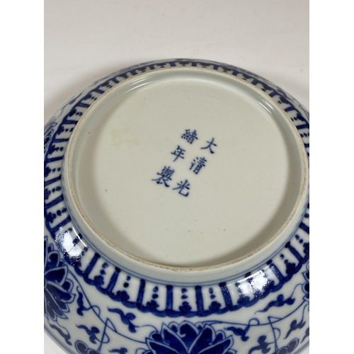 334 - A CHINESE QIANLONG STYLE BLUE AND WHITE FLORAL BOWL / DISH, SIX CHARACTER MARK TO BASE, DIAMETER 20C... 