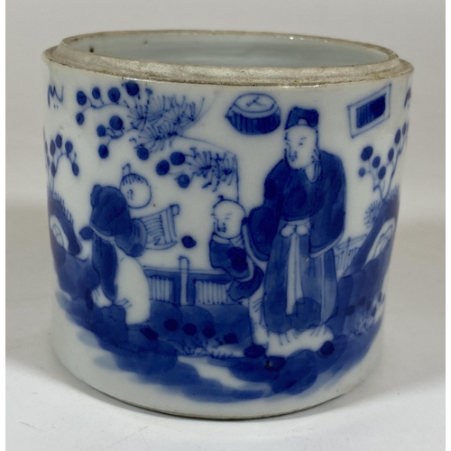 335 - AN 18TH / 19TH CENTURY CHINESE BLUE AND WHITE PORCELAIN BRUSH POT, HEIGHT 7CM