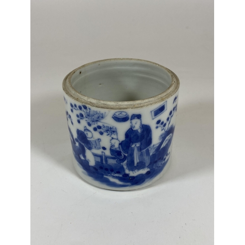 335 - AN 18TH / 19TH CENTURY CHINESE BLUE AND WHITE PORCELAIN BRUSH POT, HEIGHT 7CM