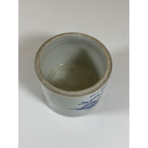 335 - AN 18TH / 19TH CENTURY CHINESE BLUE AND WHITE PORCELAIN BRUSH POT, HEIGHT 7CM