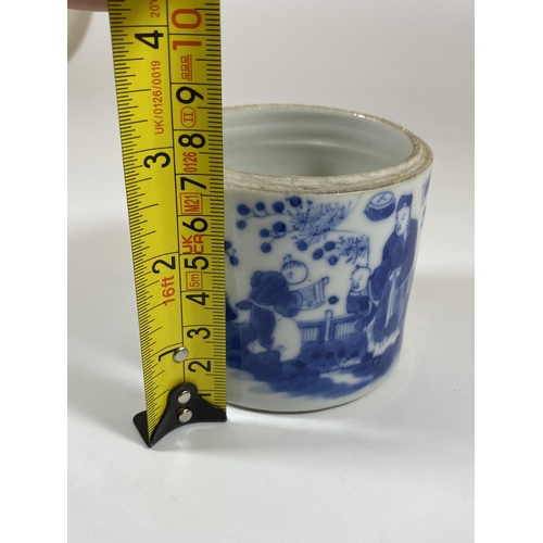 335 - AN 18TH / 19TH CENTURY CHINESE BLUE AND WHITE PORCELAIN BRUSH POT, HEIGHT 7CM