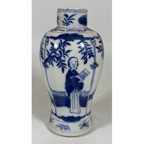 336 - A LATE 19TH CENTURY CHINESE KANGXI STYLE BLUE AND WHITE FIGURAL DESIGN VASE, HEIGHT 18CM