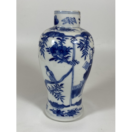 336 - A LATE 19TH CENTURY CHINESE KANGXI STYLE BLUE AND WHITE FIGURAL DESIGN VASE, HEIGHT 18CM