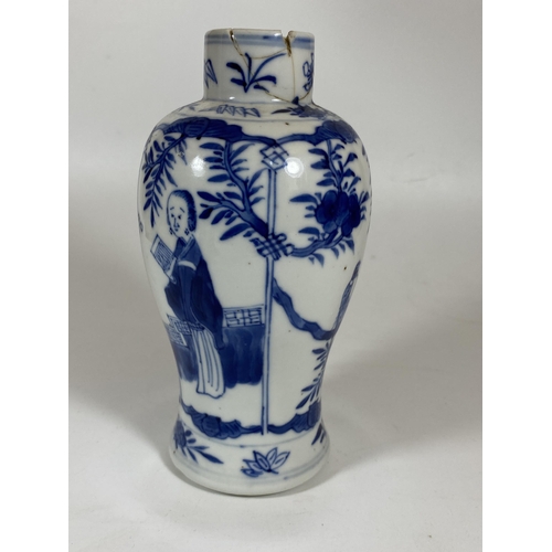 336 - A LATE 19TH CENTURY CHINESE KANGXI STYLE BLUE AND WHITE FIGURAL DESIGN VASE, HEIGHT 18CM