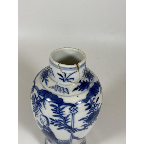 336 - A LATE 19TH CENTURY CHINESE KANGXI STYLE BLUE AND WHITE FIGURAL DESIGN VASE, HEIGHT 18CM