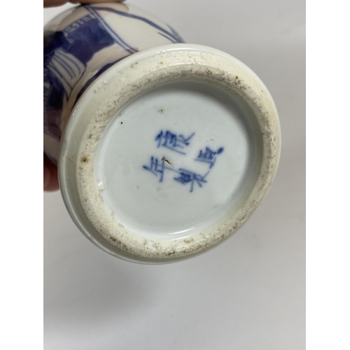 336 - A LATE 19TH CENTURY CHINESE KANGXI STYLE BLUE AND WHITE FIGURAL DESIGN VASE, HEIGHT 18CM