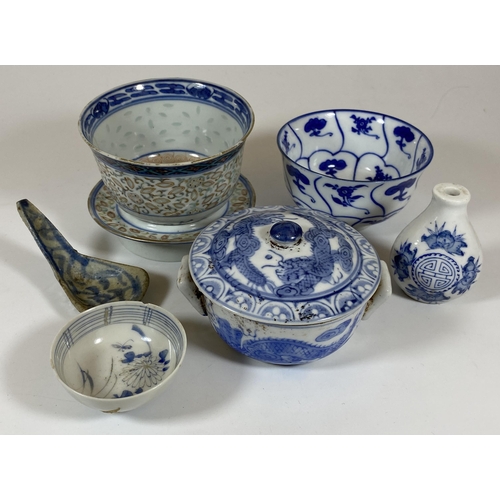 340 - A COLLECTION OF CHINESE BLUE AND WHITE PORCELAIN ITEMS, MING STYLE SPOON, RICE BOWL, LIDDED DRAGON P... 