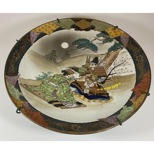 341 - A LARGE JAPANESE MEIJI PERIOD (1868-1912) CHARGER DEPICTING A SAMURAI IN THE MOONLIGHT, DIAMETER 39C... 