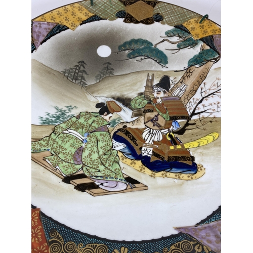 341 - A LARGE JAPANESE MEIJI PERIOD (1868-1912) CHARGER DEPICTING A SAMURAI IN THE MOONLIGHT, DIAMETER 39C... 