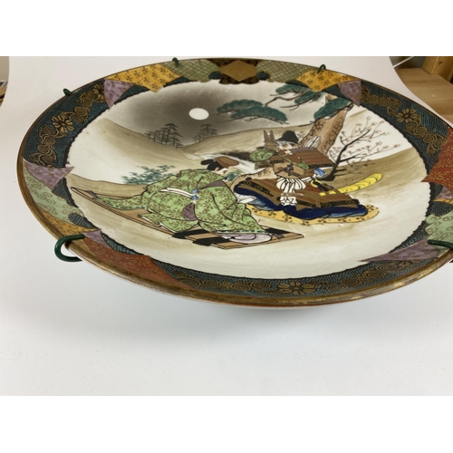 341 - A LARGE JAPANESE MEIJI PERIOD (1868-1912) CHARGER DEPICTING A SAMURAI IN THE MOONLIGHT, DIAMETER 39C... 