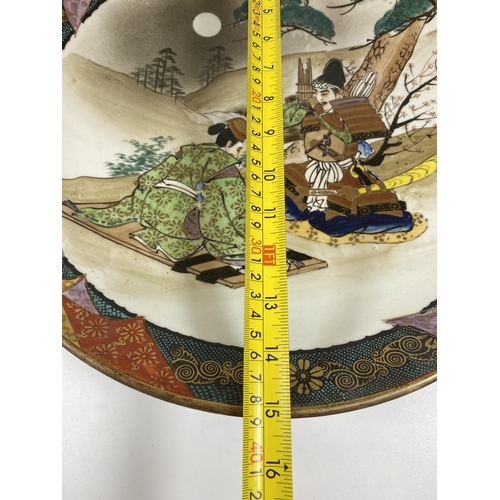 341 - A LARGE JAPANESE MEIJI PERIOD (1868-1912) CHARGER DEPICTING A SAMURAI IN THE MOONLIGHT, DIAMETER 39C... 