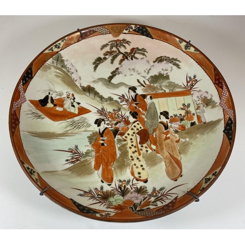 343 - A LARGE JAPANESE MEIJI PERIOD (1868-1912) KUTANI CHARGER WITH FIGURAL DESIGN, DIAMETER 36CM