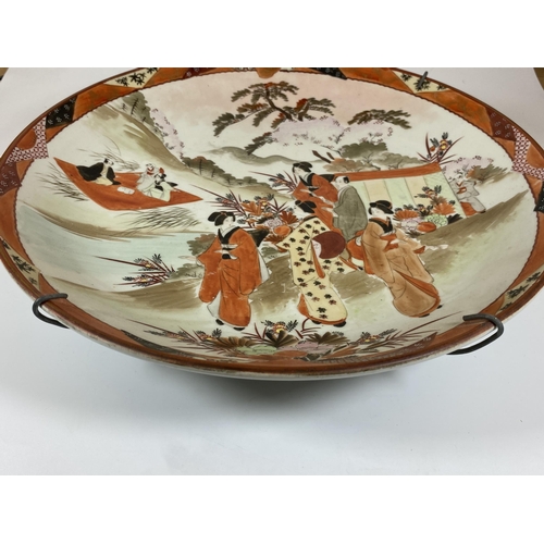 343 - A LARGE JAPANESE MEIJI PERIOD (1868-1912) KUTANI CHARGER WITH FIGURAL DESIGN, DIAMETER 36CM